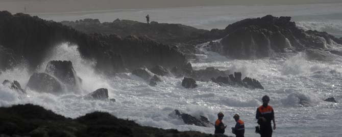 Buscan a un joven que se cayó al mar en las cercanías del faro de Lobadiz