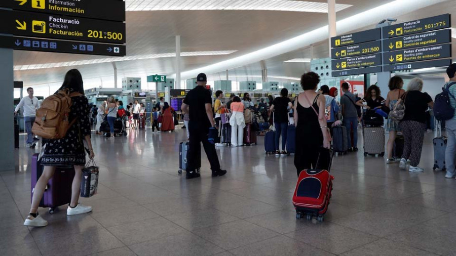 El Prat sortea sin problemas el primer  día de huelga de los trabajadores de Iberia