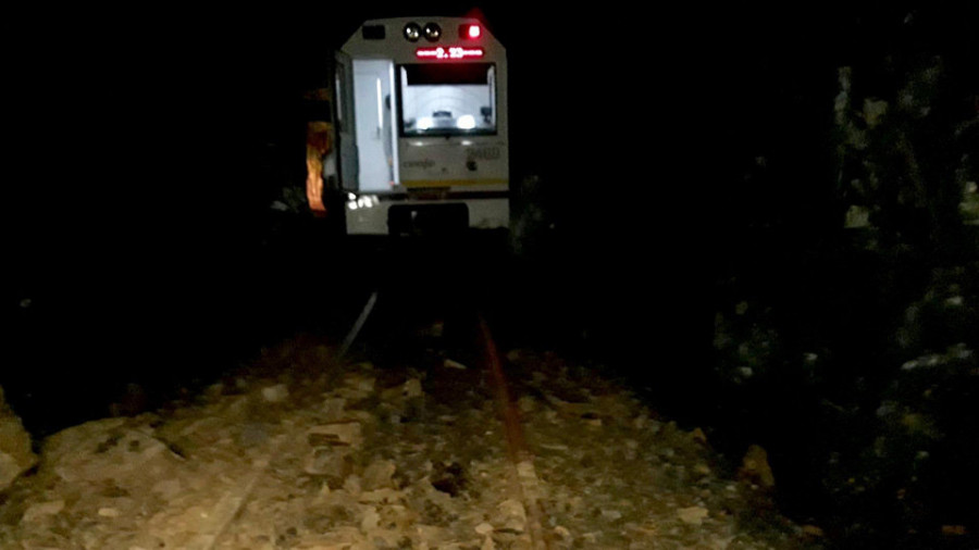 Un tren de FEVE descarrila en Cerdido por el derrumbe de un talud