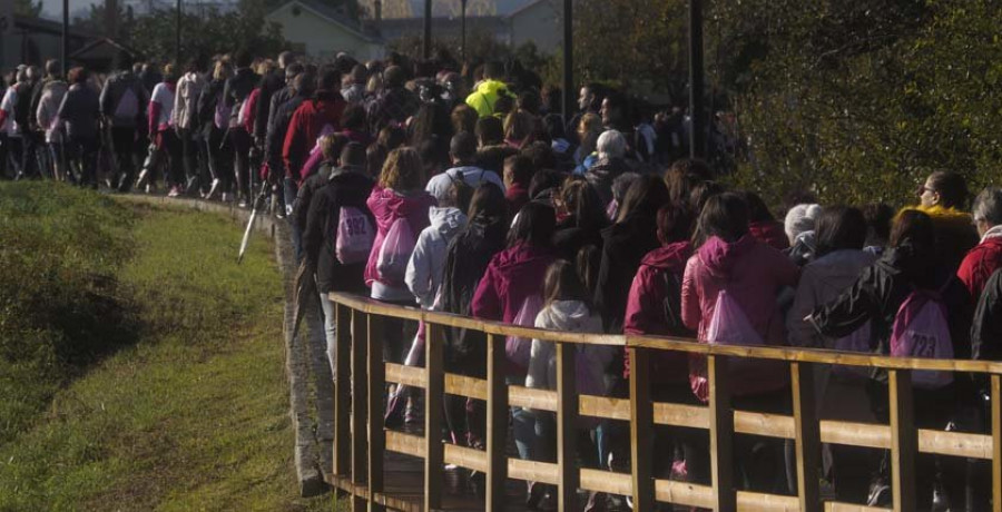 Las caminatas deportivas y solidarias esquivaron el mal tiempo con multitud de asistentes