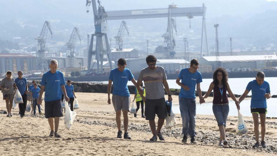 Más de medio centenar de voluntarios limpiaron de basura el arenal de Caranza