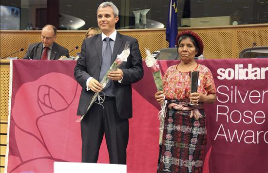 La comunidad ixil recibe el premio Solidar Silver Rose en el Parlamento Europeo