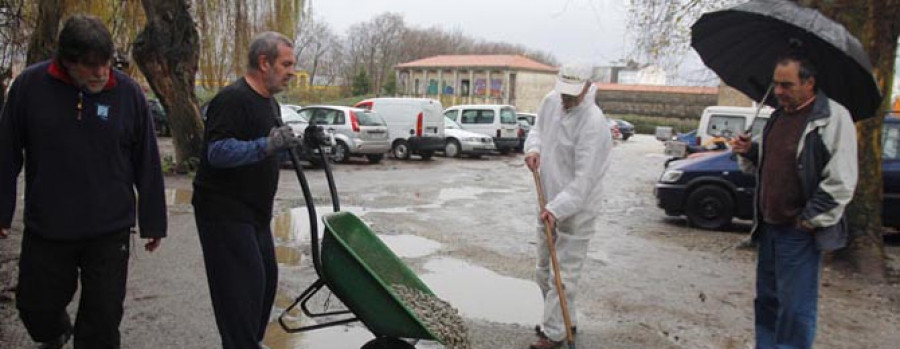 El grupo Acción Directa rellena los baches del aparcamiento del cuartel Sánchez Aguilera