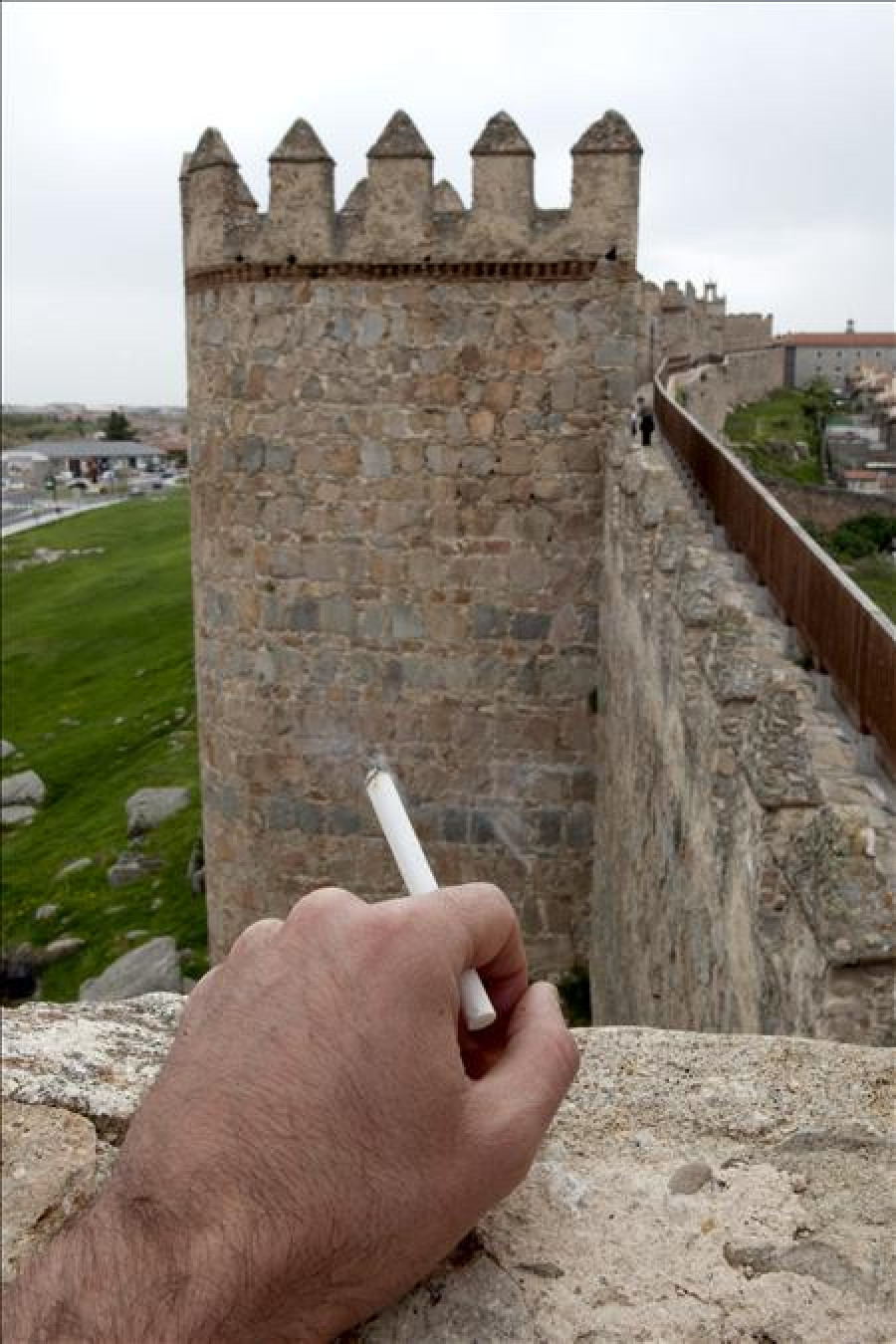 Asturias podría prohibir fumar en marquesinas y fachadas retranqueadas