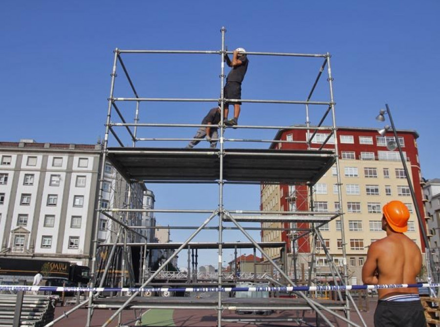 Montaje del palco y vallado de  los jardines en la plaza de España