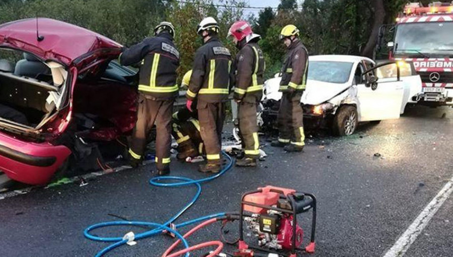 Los bomberos liberan a una mujer atrapada en su vehículo tras un accidente en Laraxe
