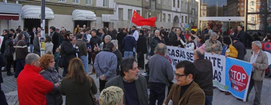 Unas 300 personas se manifestaron ayer en Ferrol contra los desahucios