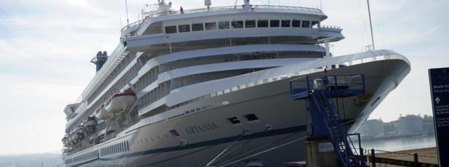 El crucero alemán “Artania” hizo su primera escala en Ferrol