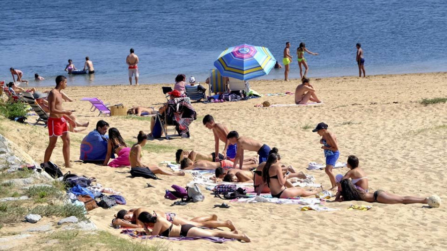 La escasez de socorristas mengua la vigilancia en las playas de la comarca