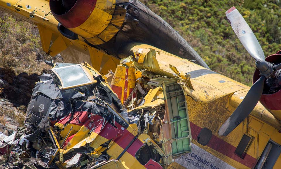 Investigan el choque de un helicóptero antincendios  contra una línea eléctrica en Monforte