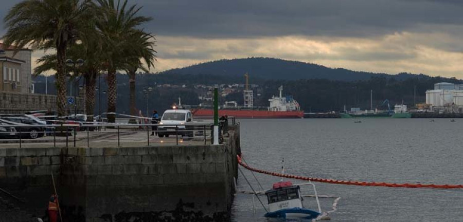 Dos barcos se hunden en los puertos interior y exterior de Ferrol a causa del temporal