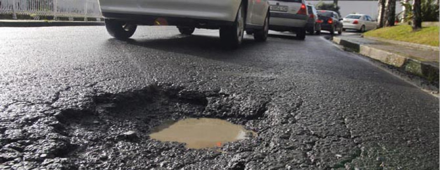 Un bache provoca en el fin de semana una decena de reclamaciones por daños