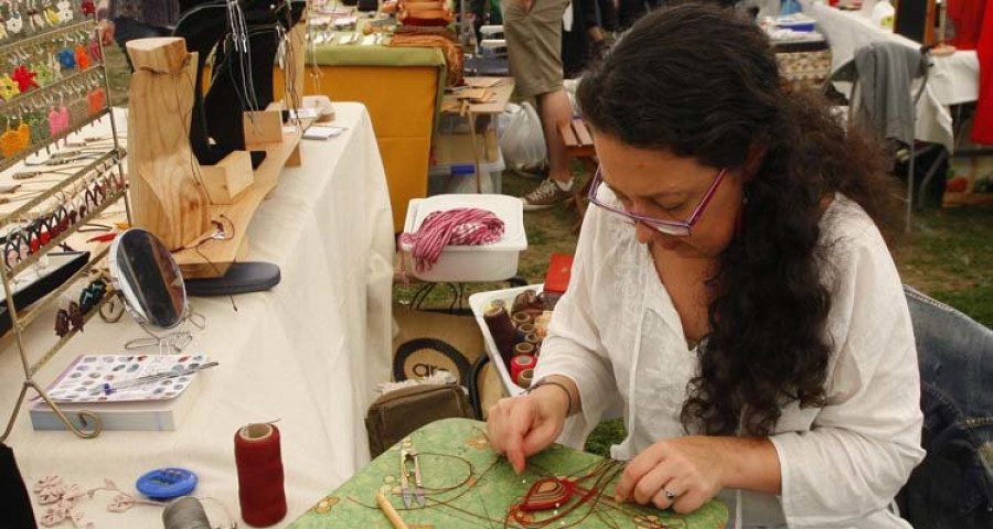 Valdoviño celebra la primera edición de su feria de artesanía
