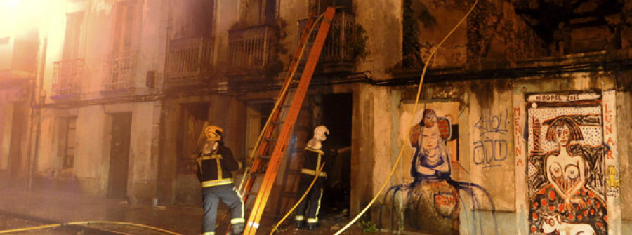 Un nuevo incendio en Canido calcina una vivienda y obliga  a desalojar a dos vecinos