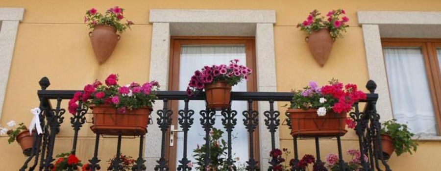 Premiados tres balcones en el certamen ornamental convocado por la AVV A Graña