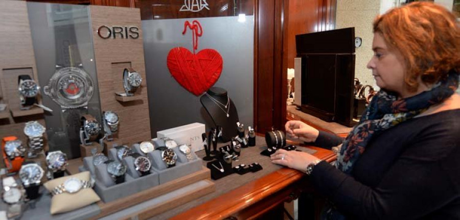 Flores y anillos siguen enamorando en San Valentín