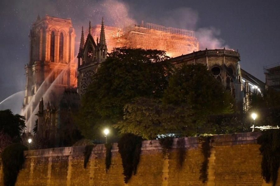 Notre Dame, pendiente de cómo resistirá la estructura tras el fuego