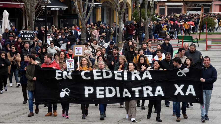 Masiva manifestación en Cedeira para reclamar la restitución del pediatra