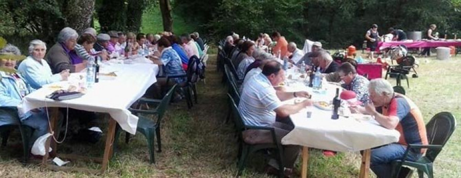 MONFERO - Las márgenes del río Dez acogieron la fiesta anual de los vecinos de Xestoso