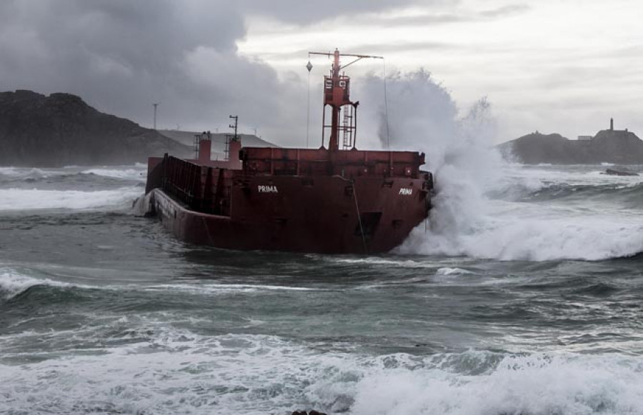 Los técnicos retiran 300 litros de combustible de la gabarra de Camariñas