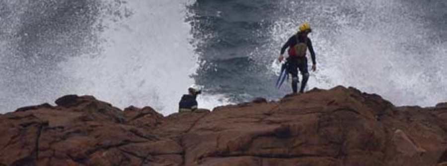 Sin rastro del joven desaparecido en el mar de Lobadiz tras tres días de rastreo