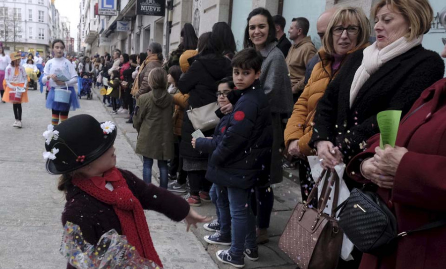 Un Entroido en alza ateiga Ferrol nun multitudinario  desfile de comparsas
