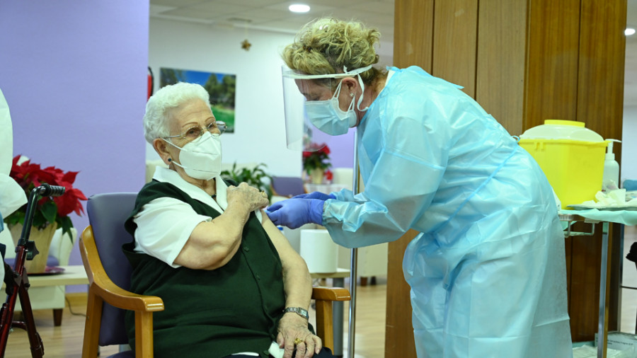 Mayores y sanitarios de toda España inauguran la vacunación