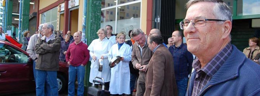 Música y cacerolas para protestar por el estado del mercado de Caranza