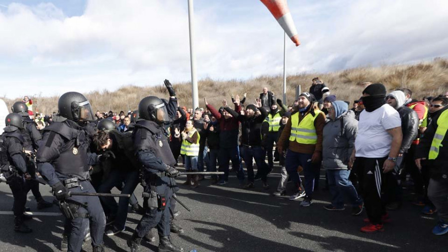 Los taxistas de Madrid bloquean el acceso a Fitur en una jornada con once heridos