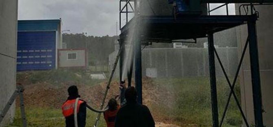 Sofocan un incendio en el silo de la fábrica de altavoces del polígono de A Trabe