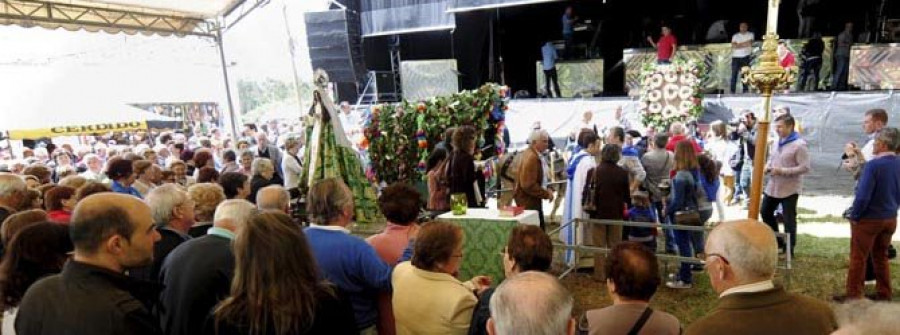 Los vecinos de Pedroso se volcaron ayer con la tradicional Romaría da O