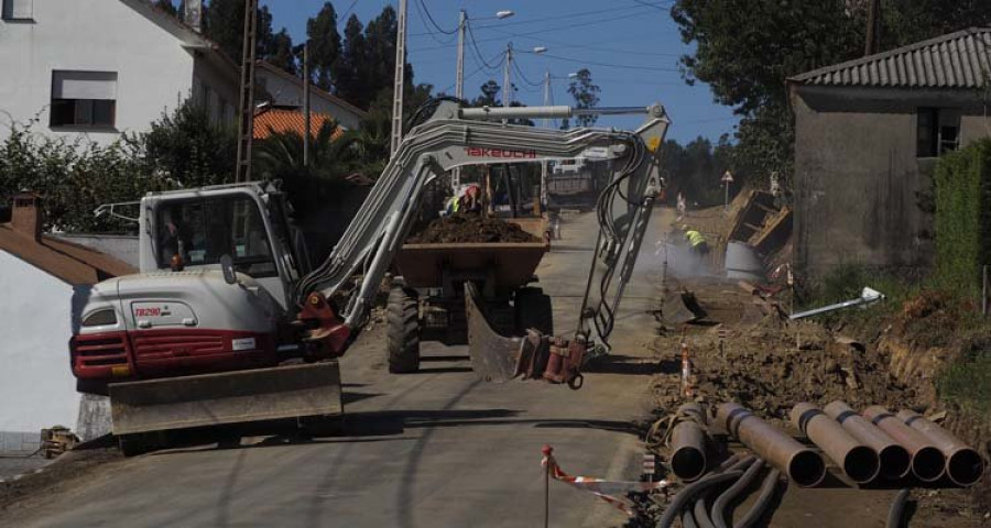 Avanzan los trabajos de ampliación y saneamiento 
de la carretera del Trece