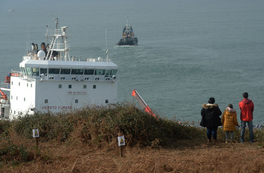 Continúan los preparativos para intentar rescatar el "Blue Star" de la costa de Ares