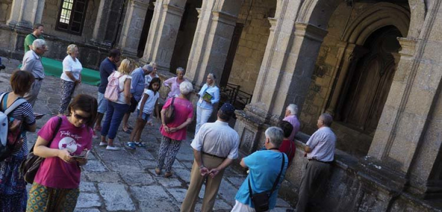 Los mayores muestran al visitante las entrañas del monasterio de Santa Catalina