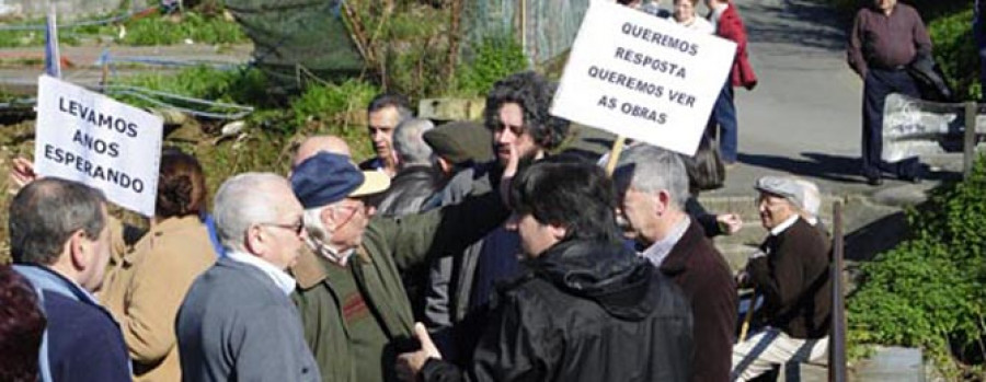 Protesta en Santa Mariña por el mal estado de la zona del tren