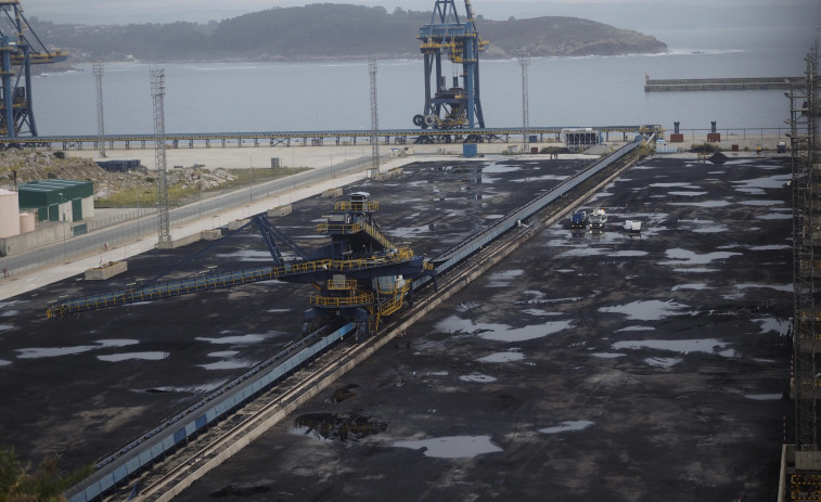 El puerto de Ferrol se sobrepone a la caída del carbón