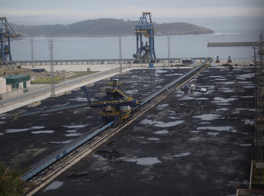 El puerto de Ferrol se sobrepone a la caída del carbón