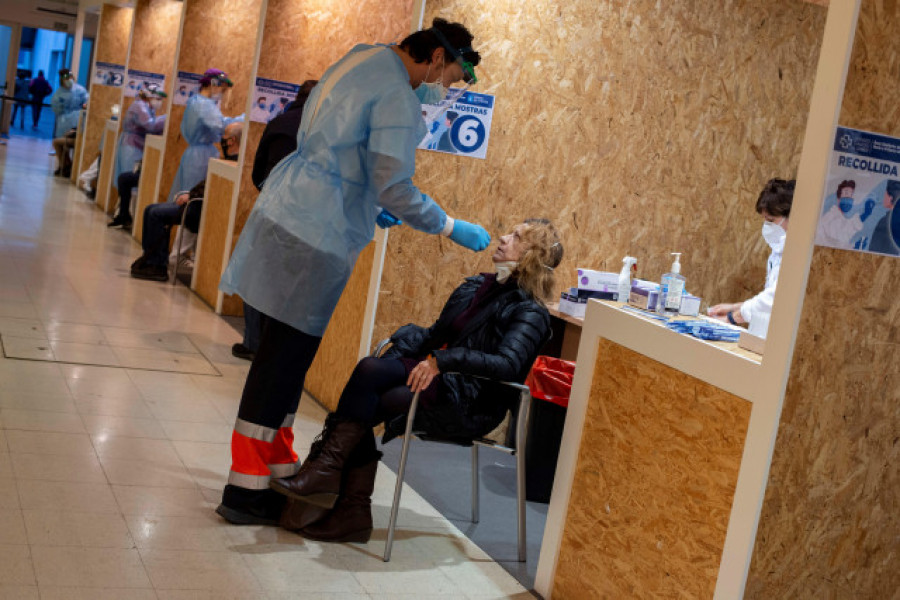 Galicia reduce casos activos y nuevos contagios, que bajan de los mil diarios