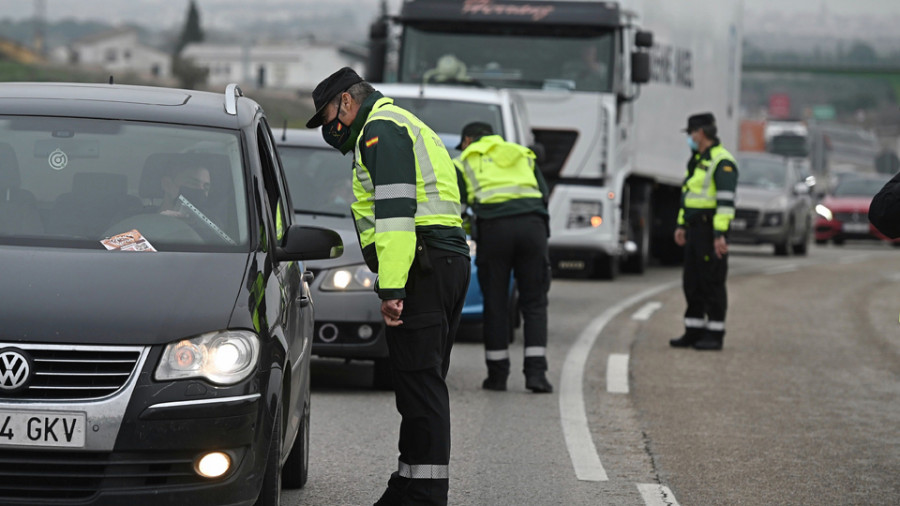 Las restricciones no impiden que se formen atascos en las principales salidas de Madrid