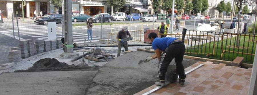 La plazuela del Bambú Club está a punto de finalizar con  la colocación de la nueva acera