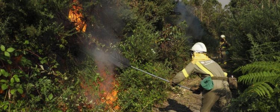 El incendio iniciado en la parroquia de O Val deja cerca de 42 hectáreas calcinadas a su paso