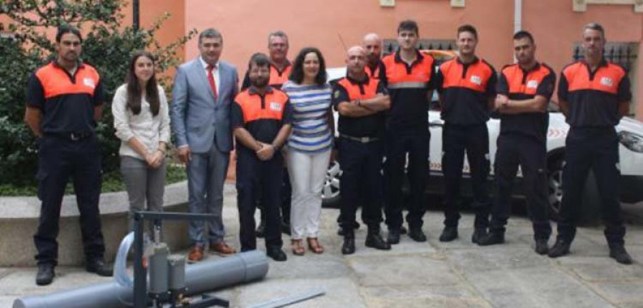 La Xunta entrega nuevo material contra la velutina al GES de Ortigueira