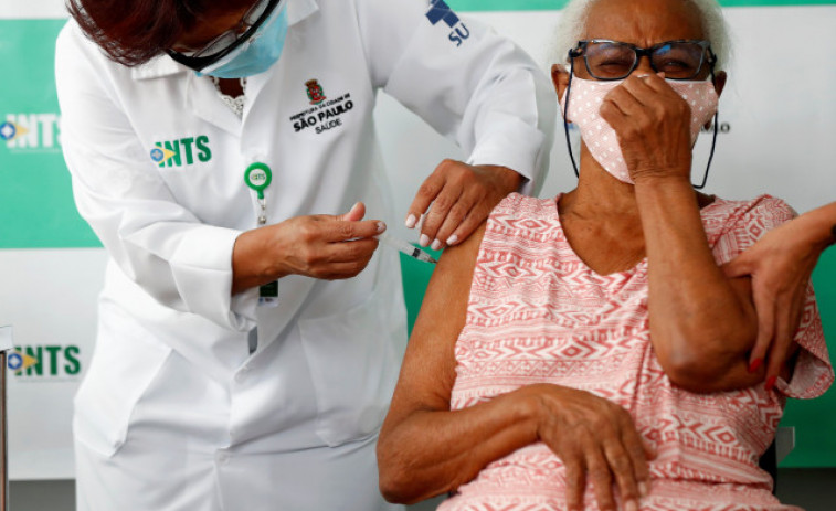 La OMS insta a un reparto más justo de las vacunas para acabar con la pandemia