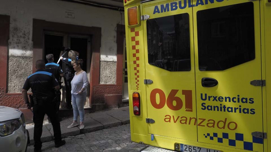 Un octogenario es trasladado al hospital tras precipitarse por el patio de luces de su casa