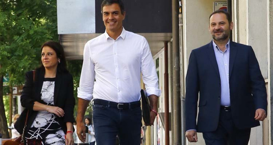 Sánchez da la portavocía a Ábalos 
y diseña una ejecutiva sin barones