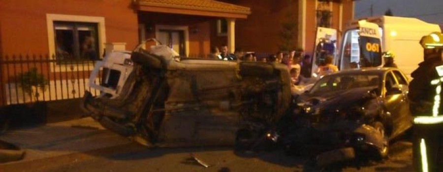 Dos jóvenes resultan heridos en un aparatoso accidente en San Pedro