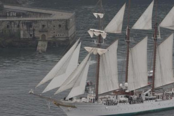 El “Juan Sebastián de Elcano” atraca en Ferrol después de trece años
