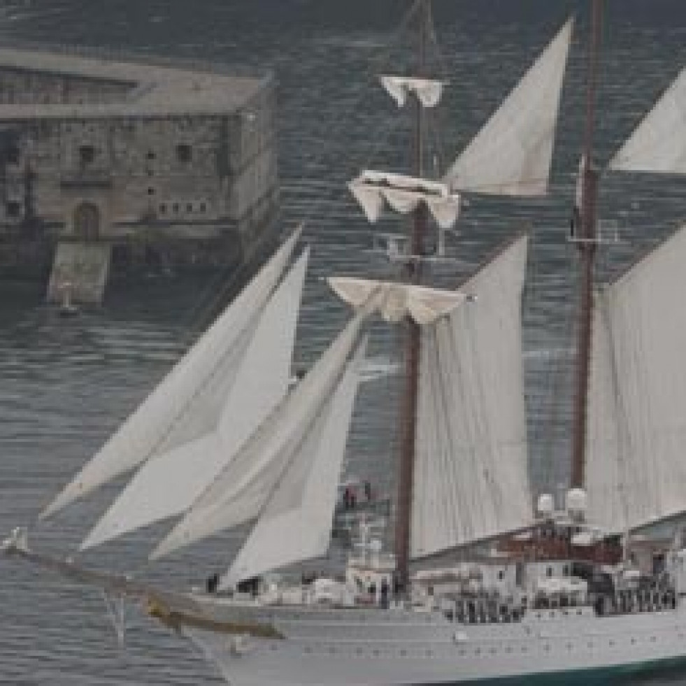 El “Juan Sebastián de Elcano” atraca en Ferrol después de trece años