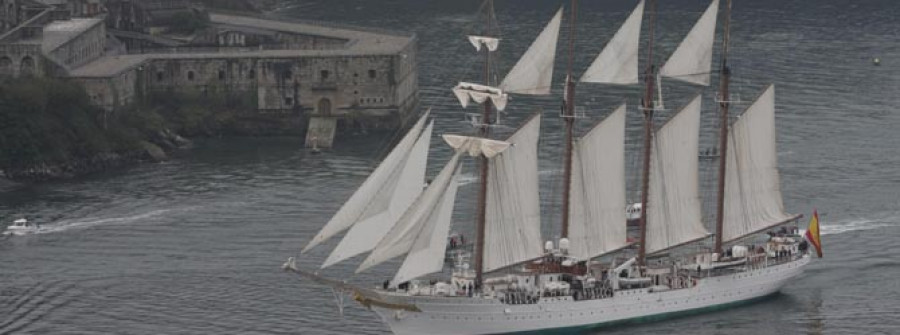 El “Juan Sebastián de Elcano” atraca en Ferrol después de trece años