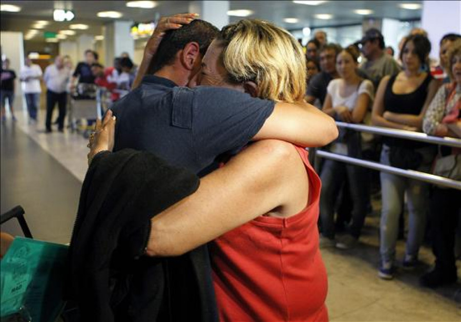 La española indultada llega a Madrid y asegura que los errores se pagan caros